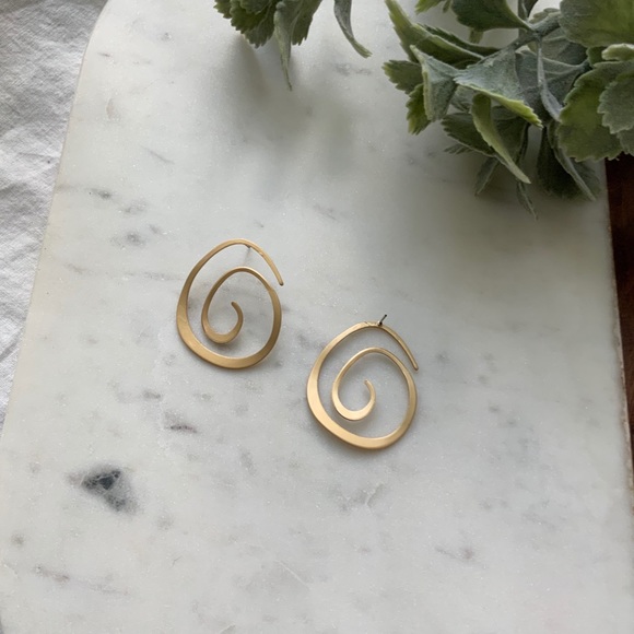 The Hattie - Twirl Matte Gold Stud Earrings - Picture 5 of 5